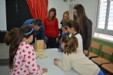 Los alumnos del Ciudad del Mar participan, junto a los usuarios de Afemac, en un taller de cajas nido para aves