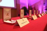 El Ayuntamiento felicita a los condecorados con la Medalla de Oro de la Universidad de Murcia