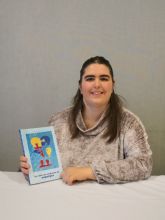 Desire Cutillas, usuaria de Astrade, presenta el libro 'La vida con sndrome de Asperger' 