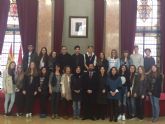 Rafael Gómez recibe a 20 alumnos alemanes en el Ayuntamiento de Murcia