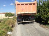 Ahora Murcia denuncia el trfico de gran tonelaje y los escombros en un carril de huerta de El Palmar
