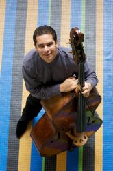 El contrabajista internacional Edicson Ruiz interpreta una obra escrita para �l por Efrain Oscher con la Orquesta Sinf�nica de la Regi�n