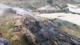Apagan una quema descontrolada que ha provocado un conato de incendio forestal en Ugjar (Lorca)