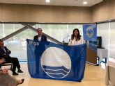 La Fundacin para la Educacin Medioambiental entrega a la Cala de Calnegre la Bandera Azul, la cual reconoce el excepcional estado de las playas lorquinas