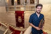El ganador del Premio Filón de la última edición del Cante de las Minas, Alejandro Solano, muestra su galardón en el Palacio Consistorial