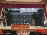 Se acometen trabajos de repintado del escenario del Teatro Ginés Rosa, y de instalación de los nuevos equipos de sonorización e iluminación