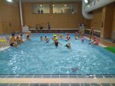 60 personas participan en una animadísima jornada acuática popular con aquazumba y juegos infantiles