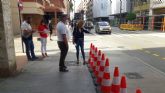El alcalde del PSOE mete un carril para el tráfico invadiendo la mitad de la acera en plena avenida Juan Carlos I