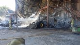 Incendio en una nave de Ceut con varios tractores en su interior moviliza a los bomberos, sin vctimas que lamentar