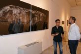 El artista coreano Kihong Chung cuelga sus creaciones en el Palacio Molina