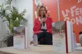 El furor literario de Julia Navarro hace lleno en la Feria del Libro de Murcia