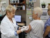 La campaña de vacunación contra la gripe comienza hoy en la Región de Murcia y se dispensa en los correspondientes centros de salud, previa cita