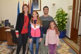 La gimnasta aguileña Carolina Castillo e recibida por la alcaldesa y el edil de Deportes tras su exitoso paso por el Campeonato de España