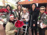 La Asociacin Alzheimer Lorca recauda fondos para sus actividades a travs de la venta solidaria de ms de 600 flores de Pascua