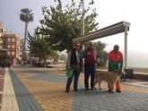 El Ayuntamiento contina con la campaña de reparto de botellines para acabar con los orines de mascotas en las calles