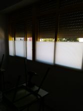 El Ayuntamiento instala paneles en las ventanas de los centros educativos para proteger del fr�o a los alumnos