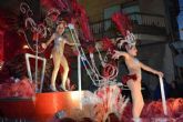 Miles de personas se echan a la calle para disfrutar del último desfile de Carnaval de las peñas foráneas
