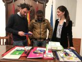 Las Concejalas de Juventud y Servicios Sociales entregan a 17 centros escolares de primaria y secundaria del municipio 325 libros para ayudar a las familias ms necesitadas