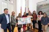 El Ayuntamiento entrega el cheque de 2.500 euros recaudados por FAPA al proyecto La Botica del Libro