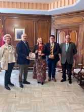 La presidenta de la Asamblea recibe al hermano mayor de la Cofrada del Cristo del Socorro