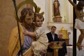 El Alcalde entrega a la iglesia de San José una nueva talla de Nuestra Señora de la Aurora, así como las esculturas restauradas del patrón del barrio y de Cristo Crucificado