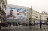 Una lona de 300 m2 alerta en Madrid de que el recorte del Gobierno central al Trasvase har que comamos tierra en la prxima pandemia