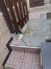 Isabel Gadea exige soluciones para los daños estructurales en viviendas y el peligro de caídas en calles levantadas por raíces