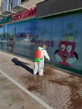 La concejala de Parques y Jardines compagina, durante estos das, labores de desinfeccin con otras de mantenimiento de las zonas verdes del municipio