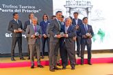 �Cuatro d�cadas de tradici�n taurina se reconocen en el Real Alc�zar con la �Puerta del Pr�ncipe��