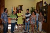 La alcaldesa recibe al galardonado equipo del musical 'El Libro de La Selva'