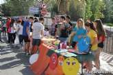 Autoridades municipales visitan el minimarket que los alumnos del Colegio Reina Sofa han organizado en el mercadillo semanal