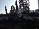 Bomberos sofocan el incendio declarado en el exterior de un almacén de frutas en Totana