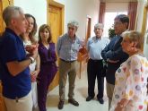 El consejero de Salud visita la sede del Teléfono de la Esperanza en Murcia