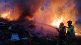 Bomberos extinguen un incendio de maderas junto a Mandarache