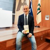 El murciano Gins Cruz presenta 'Palabras de piedra', la obraganadora del Premio Asubo