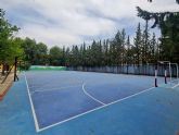 El Ayuntamiento de Caravaca reforma la pista deportiva del colegio Basilio Sáez, dotándola de pavimento antideslizante