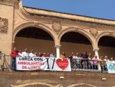 El Ayuntamiento de Lorca muestra su apoyo a la empresa Ambulorca con la colocación de una pancarta desde el balcón del Consistorio