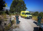 La Guardia Civil auxilia a un ciclista despus de sufrir una grave cada