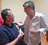 Eduardo Madina recibe un ejemplar de 'Nos debemos la paz' de manos del poeta solanero Luis D�az-Cacho Campillo