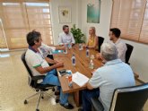 La alcaldesa de Alhama traslada al consejero de Medio Ambiente la necesidad de rehabilitar el antiguo sanatorio de Sierra Espuña