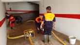 Voluntarios de Protección Civil en Totana participan hoy en las labores de apoyo para la evacuación de familias y achiques de garajes, bajos y sótanos comerciales en Los Alcázares