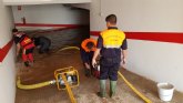 Voluntarios de Proteccin Civil en Totana participan hoy en las labores de apoyo para la evacuacin de familias y achiques de garajes, bajos y stanos comerciales en Los Alczares