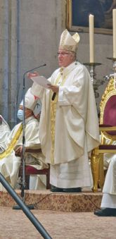 El nuncio apostólico impone el palio arzobispal a Mons. Saiz Meneses, Prelado de la Iglesia hispalense