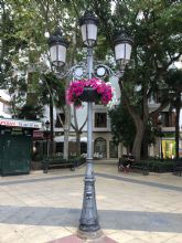 El Ayuntamiento de Lorca procede a la colocación de medio centenar de maceteros colgantes para seguir embelleciendo las calles y plazas del municipio