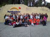 Un grupo de  62 jvenes disfrutaron de un fin de semana en Port Aventura con la concejala de Juventud