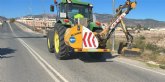 Realizan trabajos de desbroce de la carretera RM-609, desde el enlace de la autovía de Mazarrón al casco urbano