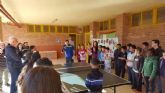 Alumnos del colegio Vicente Medina juegan a tenis de mesa con el jugador Jesus Cantero