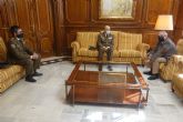 El presidente de la Asamblea recibe a los coroneles entrante y saliente del regimiento de artillera antiarea