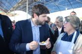 Fernando Lpez Miras asiste en Pozo Estrecho a la tradicional degustacin de pelotas galileas