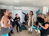 La alcaldesa y la edil de Igualdad visitan a las participantes en el taller de yoga del Centro Municipal de la Mujer